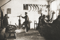Production of Josef Lídl's musical instruments on Zelný trh. Reproduced from Josef Lídl Brno's company catalogue © archiv JZ